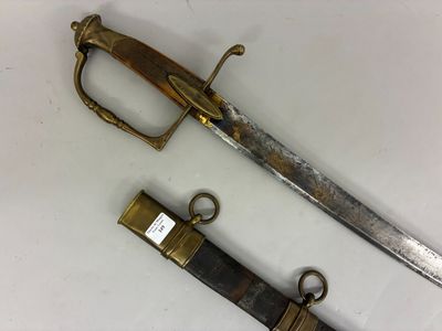 deux types d'épées différentes exposées sur une table