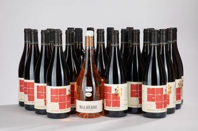 six bouteilles de vin sont alignées sur une table