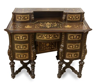 un bureau ancien en bois avec des tiroirs, surmonté d'autres tiroirs