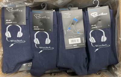 trois paires de chaussettes bleues ornées d'écouteurs, dans une boîte