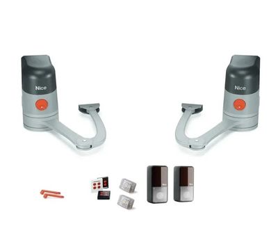 deux télécommandes et une télécommande sur fond blanc