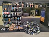 de nombreux types de tuyaux différents posés par terre dans le magasin
