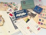 de nombreux types de timbres sur la table
