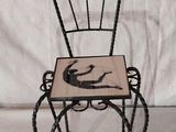 une chaise sur laquelle est représenté un chat