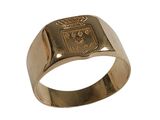une image représentant une bague en or sur laquelle figure un blason
