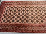 un tapis posé au sol, au milieu d'une pièce où se trouve une chaise