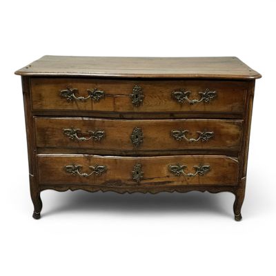 une commode ancienne sur fond blanc