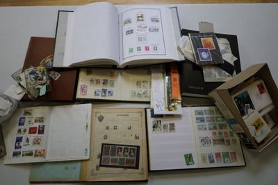 de nombreux types de timbres différents sur les pages d'un livre