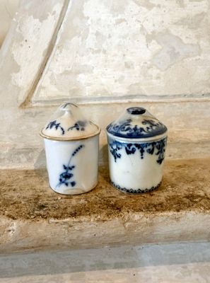 deux vases bleus et blancs posés sur un rebord