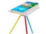 un livre posé sur une table
