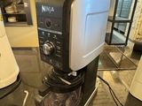 une cafetière posée sur un comptoir