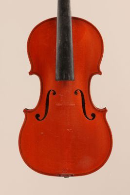 un vieux violon avec un archet noir sur fond blanc