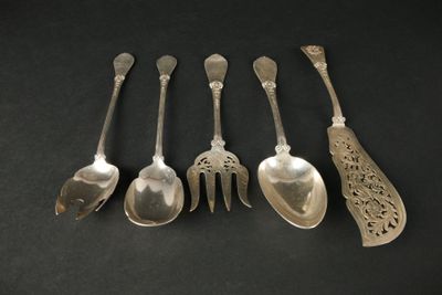 six cuillères en argent et une fourchette posées sur un fond noir