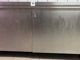 une armoire en acier inoxydable au milieu d'une cuisine