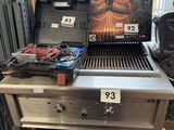 une photo d'un barbecue surmonté d'une boîte, prise dans un magasin