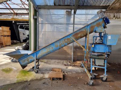 une machine qui se trouve à l'intérieur d'un bâtiment