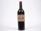 une bouteille de vin rouge bouchée