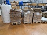 de nombreux cartons et palettes empilés les uns sur les autres dans un entrepôt