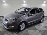 La Volkswagen Polo grise est garée sur un sol en carrelage à damier.