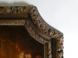 une image d'un tableau sur le mur d'une pièce