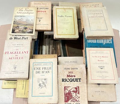 un grand nombre de livres empilés les uns sur les autres
