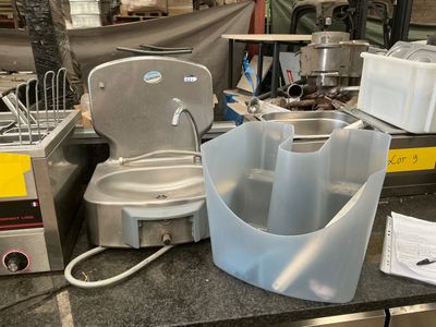 de nombreux objets qui traînent sur le plan de travail de la cuisine