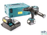 une perceuse sans fil et deux batteries sur fond blanc