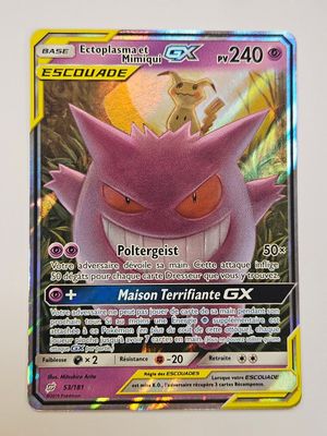 La carte Pokémon est posée sur une table avec un fond blanc.