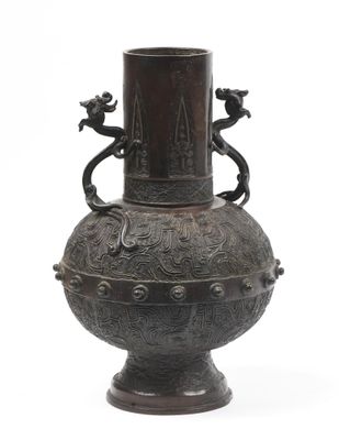 CHINE XIXe, Vase en bronze à décor en léger relief et double…