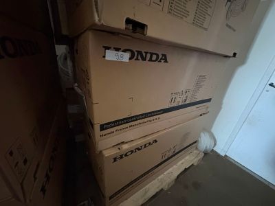 des cartons empilés les uns sur les autres dans une pièce, près d'une porte