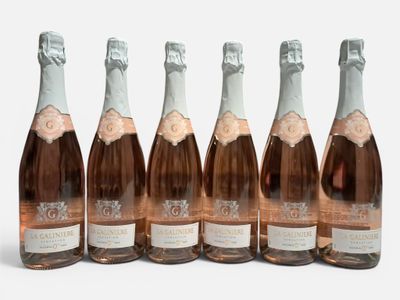six bouteilles de champagne sont alignées