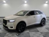 le 4x4 blanc est garé sur le sol en damier d'un garage