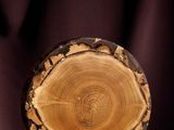 une assiette en bois posée sur un napperon violet