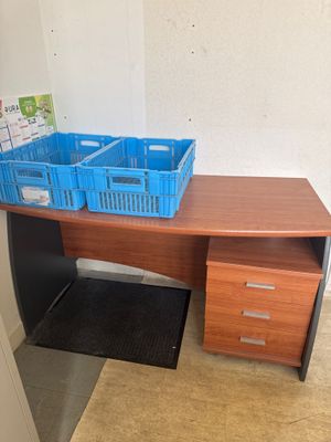 un bureau sur lequel sont posés deux paniers