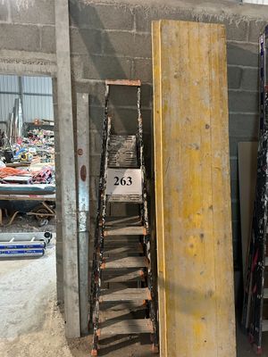 une pile de skis et de bâtons de ski dans un entrepôt