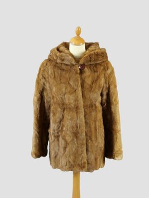 gros plan d'un manteau de fourrure sur un mannequin