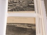 une vieille photo d'un livre avec une image d'une ville en arrière-plan