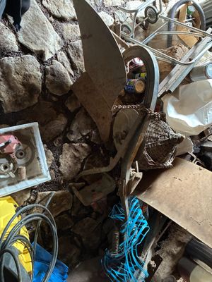 un tas de vieilleries qui traîne par terre