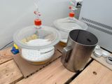 deux bols de nourriture posés sur une table en bois, à côté d'un récipient en métal