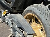 une moto garée sur le côté de la rue