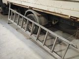 un camion équipé d'une échelle à l'arrière