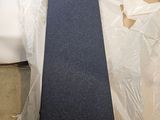 un tapis bleu posé sur un lit dans une chambre