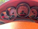 un gros plan du tableau de bord d'une voiture avec divers indicateurs