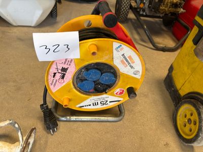 une machine jaune posée sur le sol
