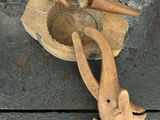 un objet en bois posé par terre à côté d'une paire de ciseaux