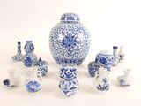 un ensemble de vases bleus et blancs posés sur une surface blanche