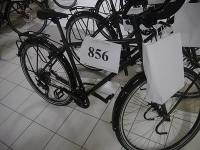 les nombreux vélos exposés dans un magasin