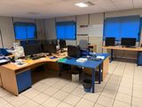une image représentant un bureau avec de nombreux bureaux et ordinateurs