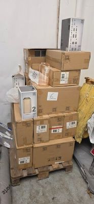 une pile de cartons empilés par terre