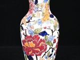 un vase orné d'un motif floral sur fond noir